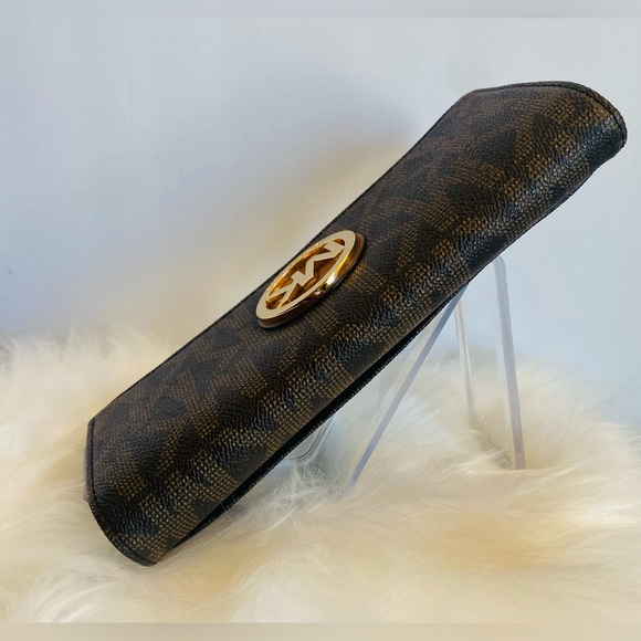 ⭐️ Authentic MICHAEL Micheal Kors Monogram Leather Wallet. - Picture 3 of 7